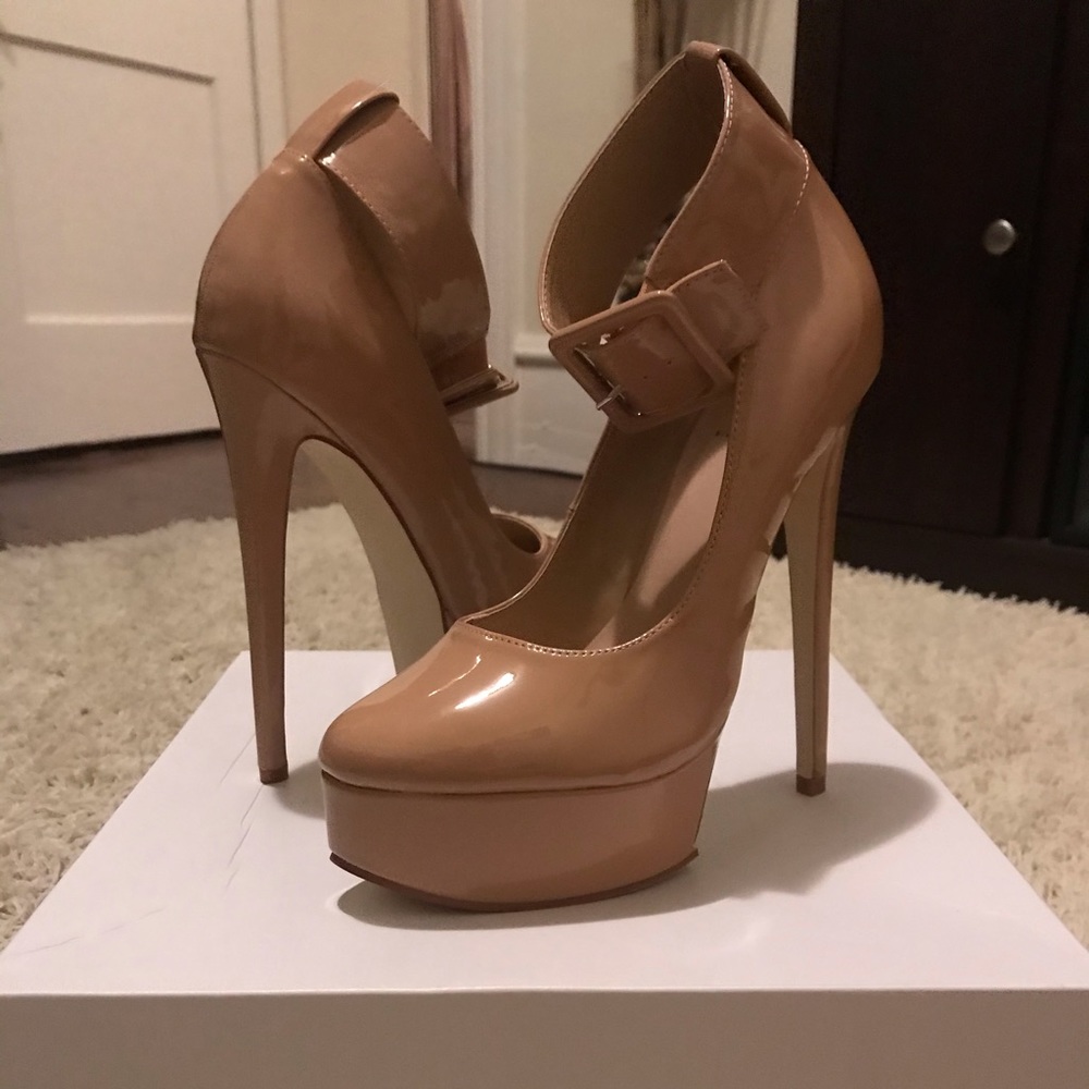 Signature Heels; NEW In BOX!